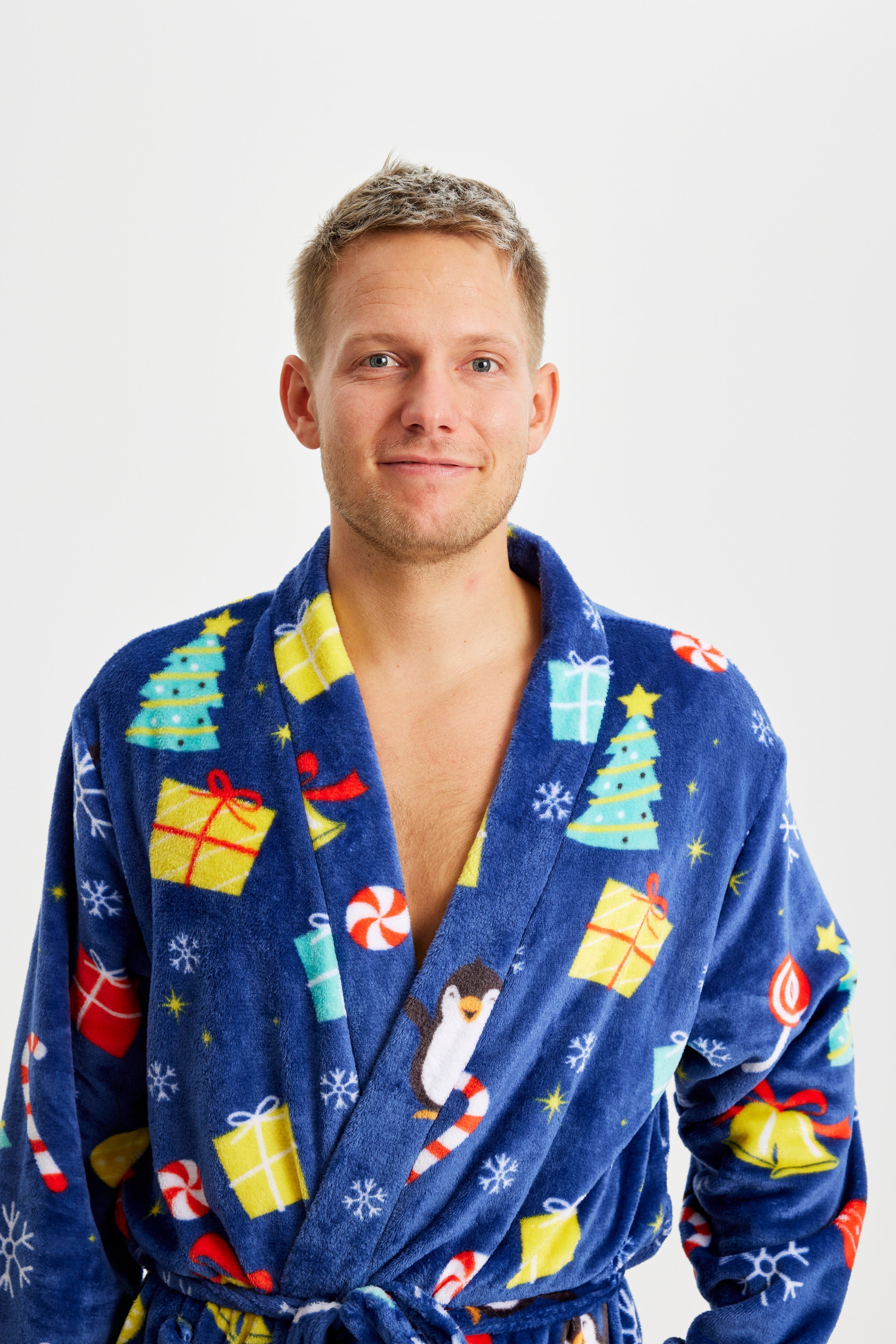 Een man die een blauwe kerstbadjas met cadeautjes draagt.