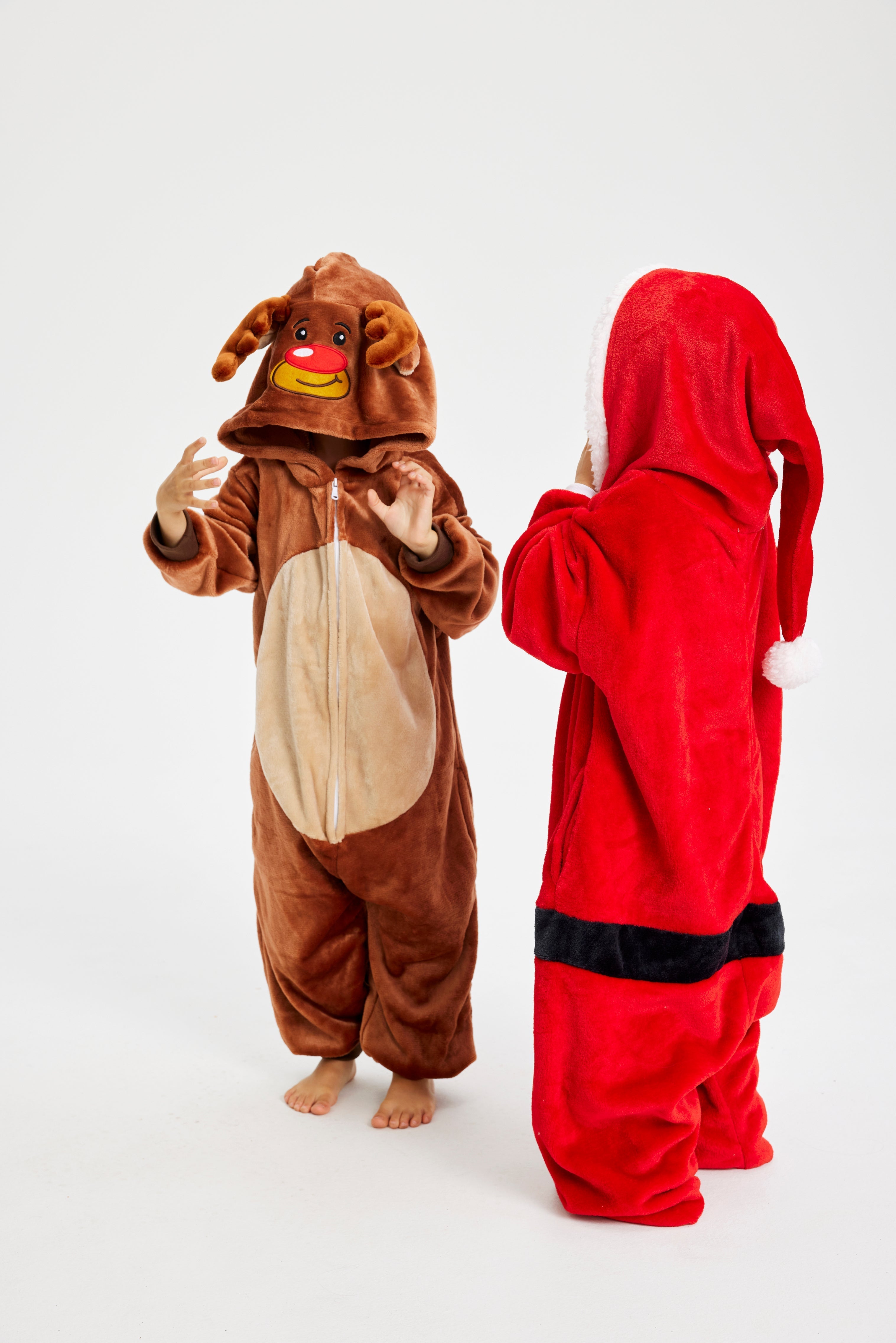 Twee kinderen verkleed als Rudolph en de kerstman.
