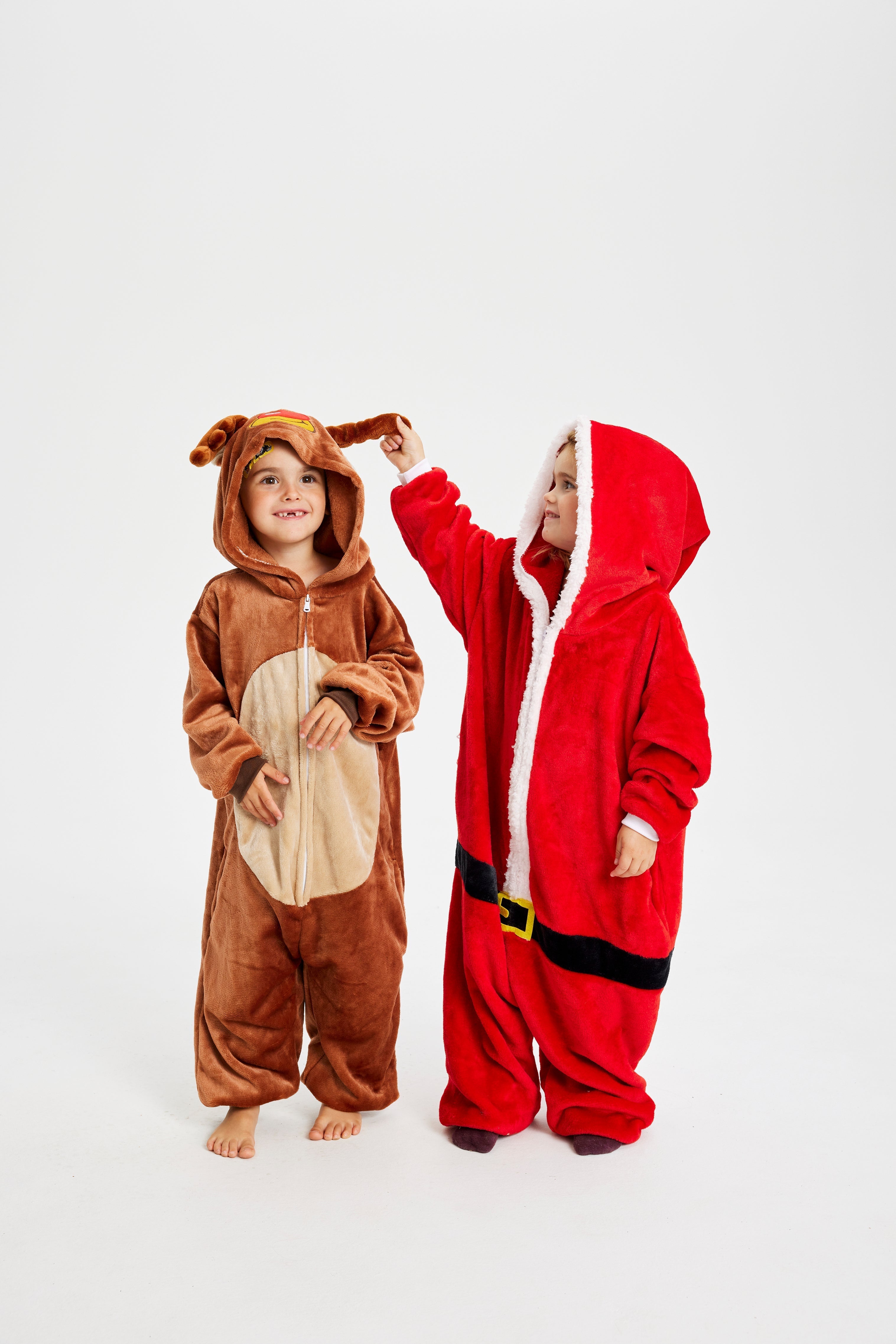 Twee kinderen in kerstkostuum.