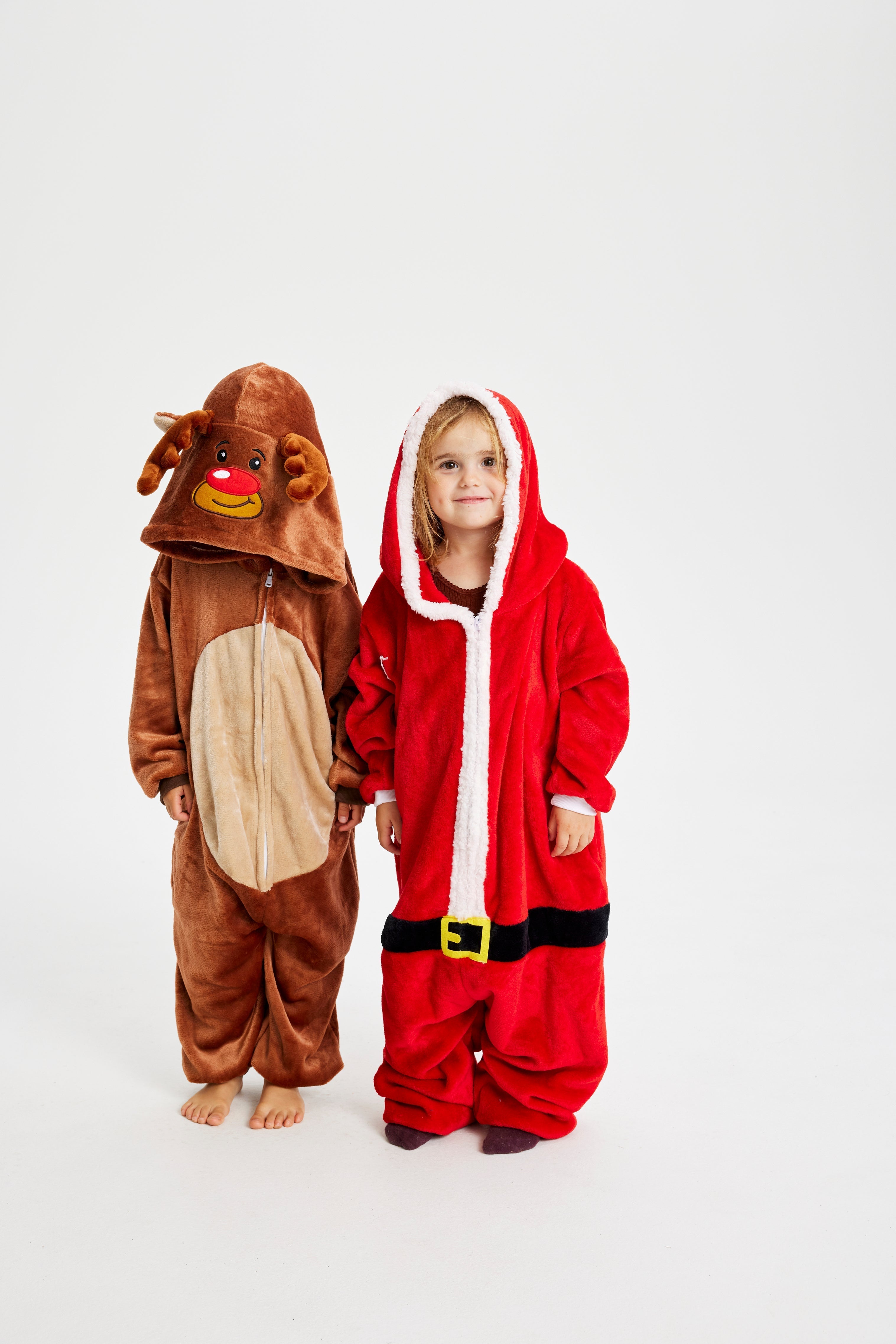 Twee kinderen die elk een kerstkostuum dragen.
