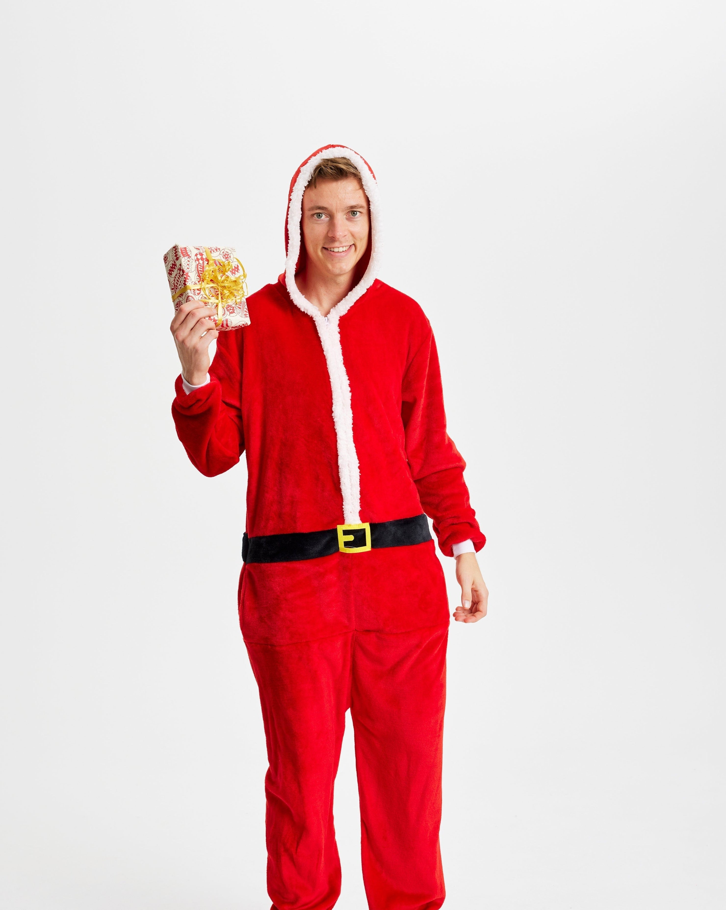 Een man in een kerstmannenkostuum.