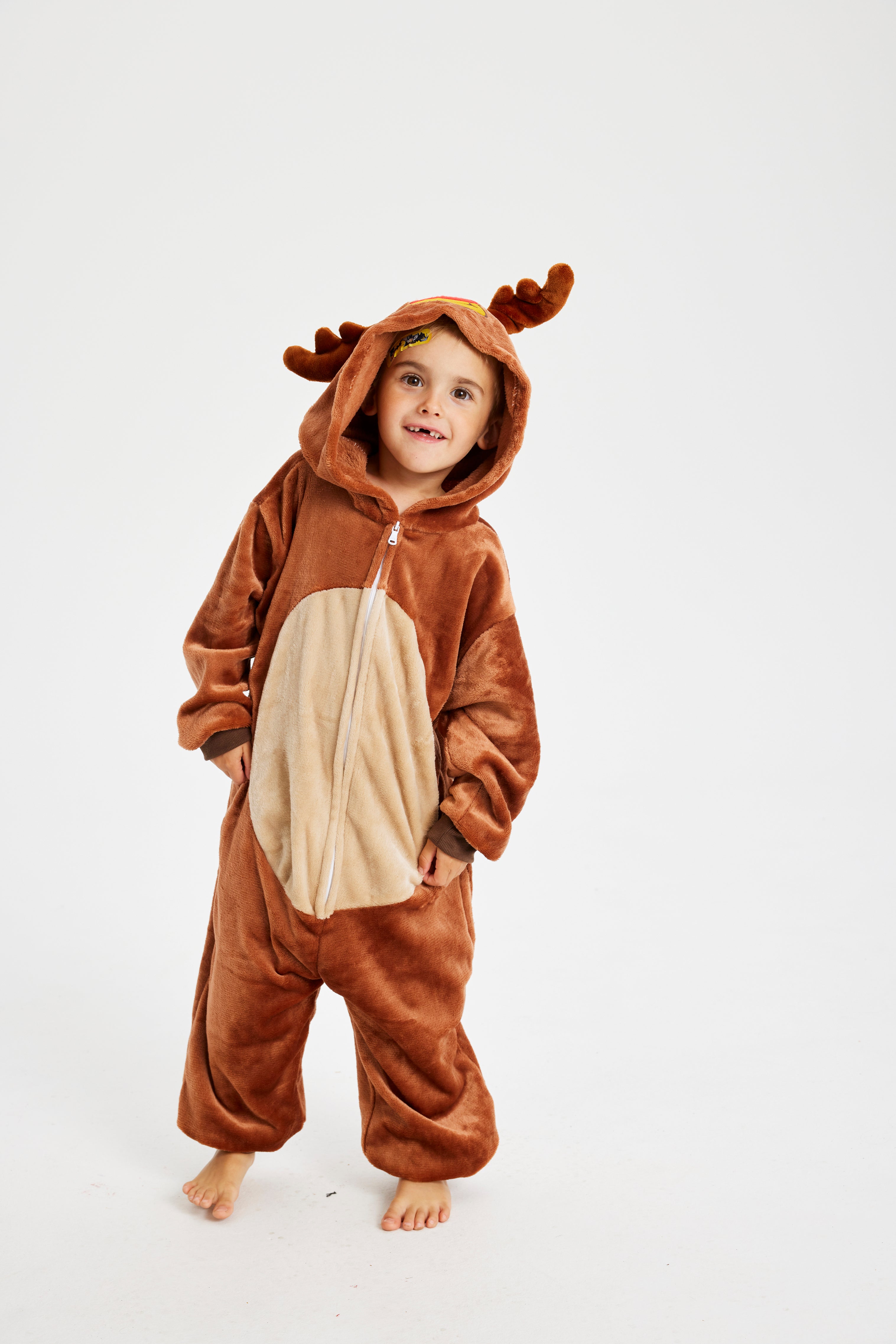 Een kind verkleed in een Rudolph kostuum.