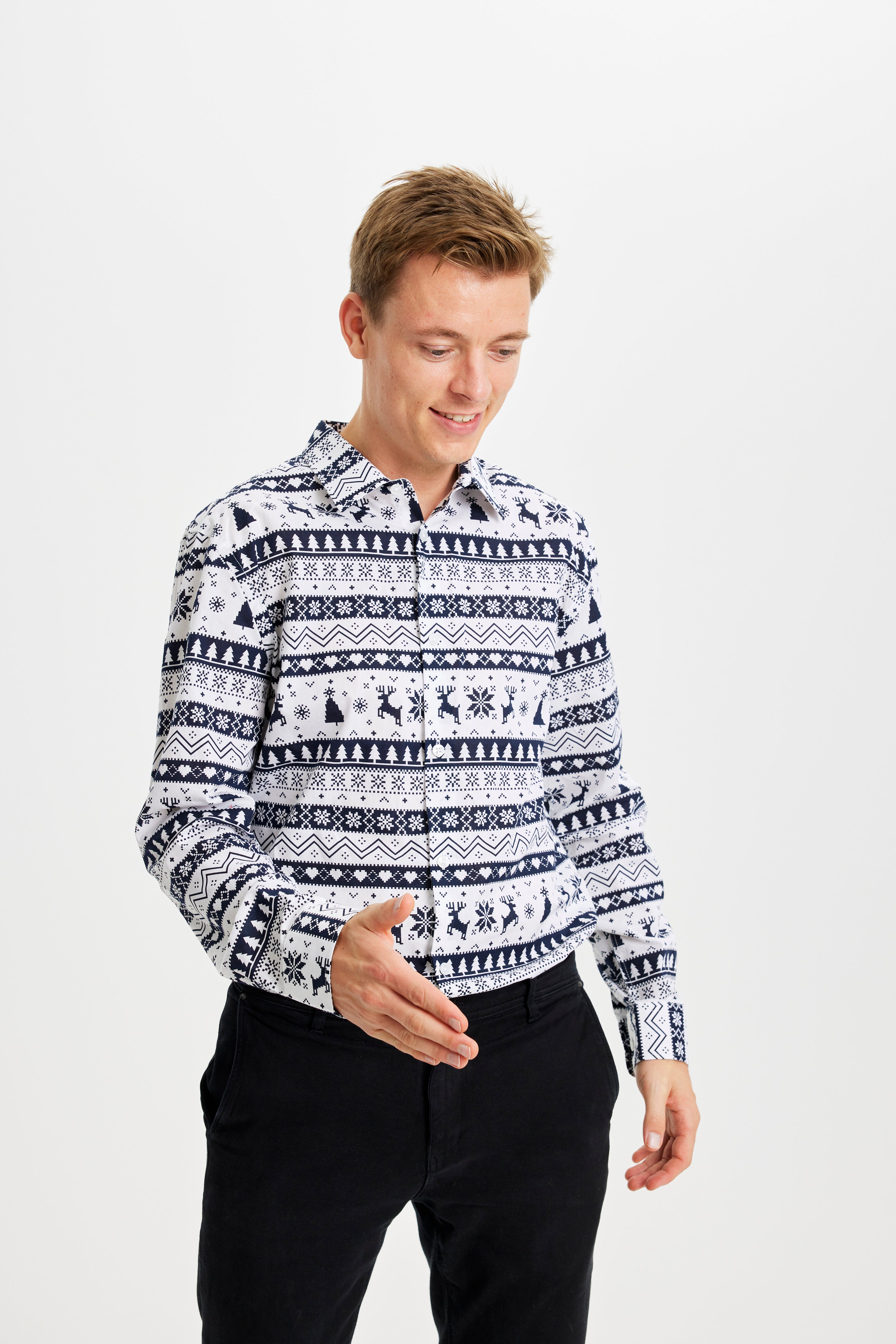 Een man draagt een blauw en wit gestreept kerstoverhemd.