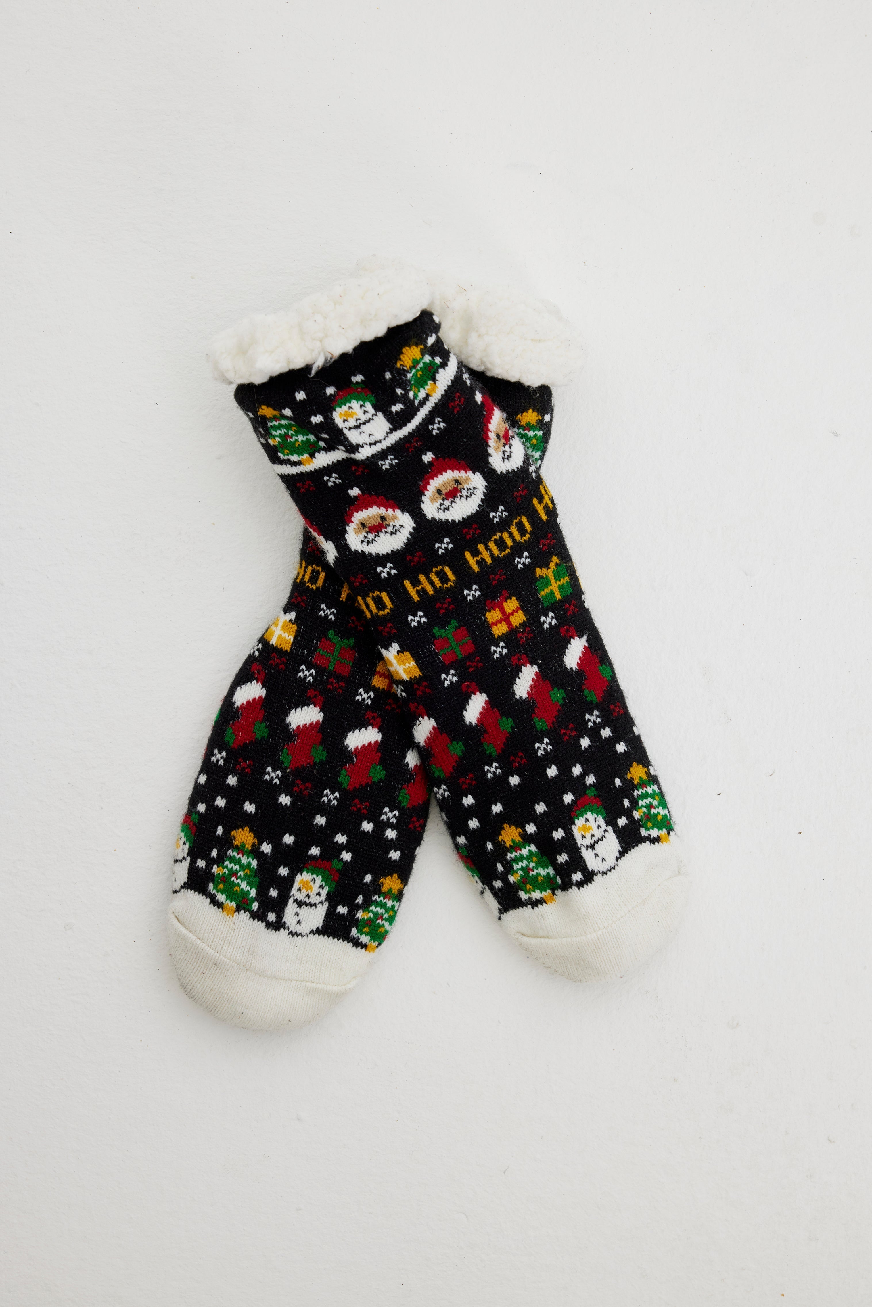 Zwarte kerstsokken met een patroon erop.