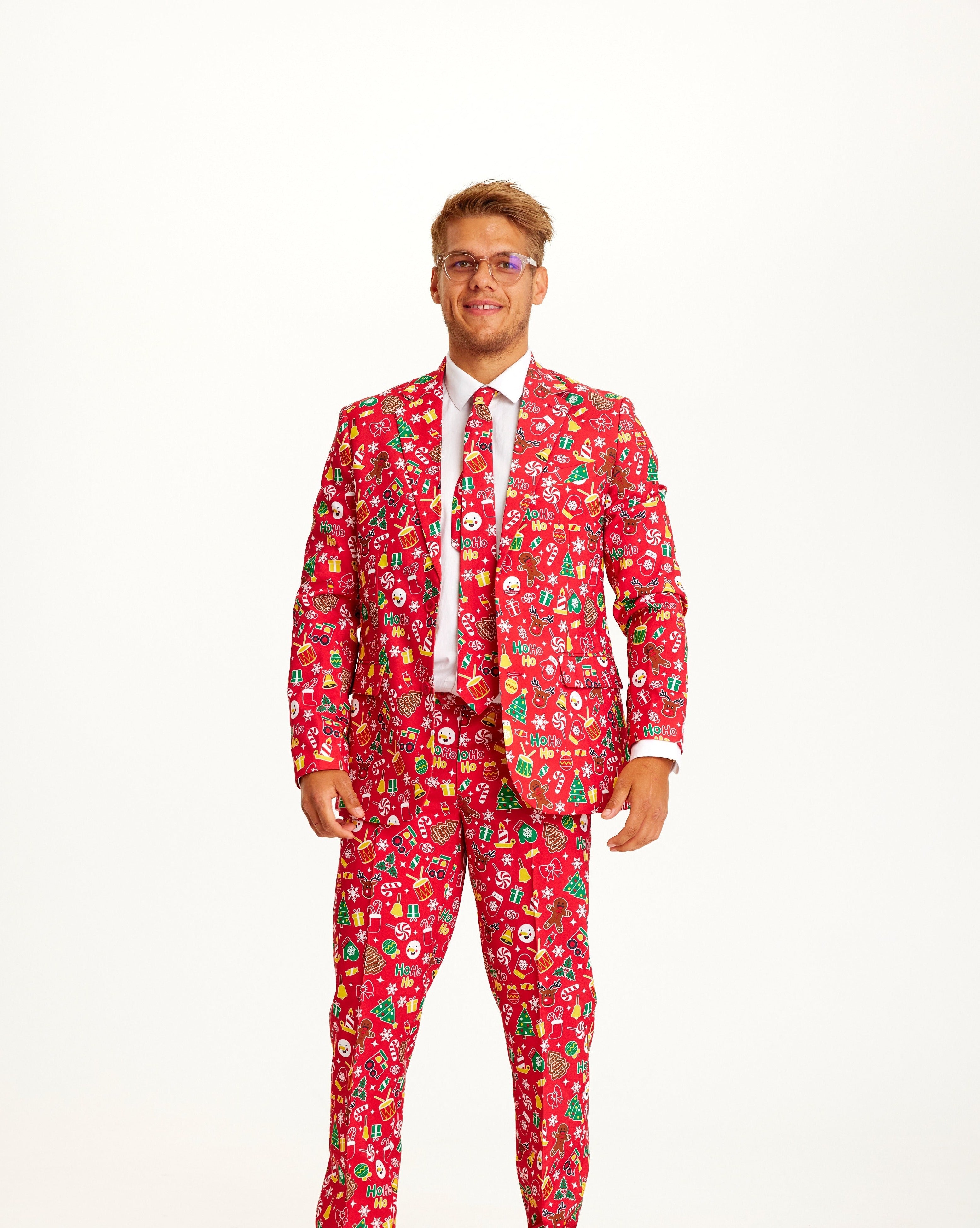 Een man in een rood pak met kerstmotief.