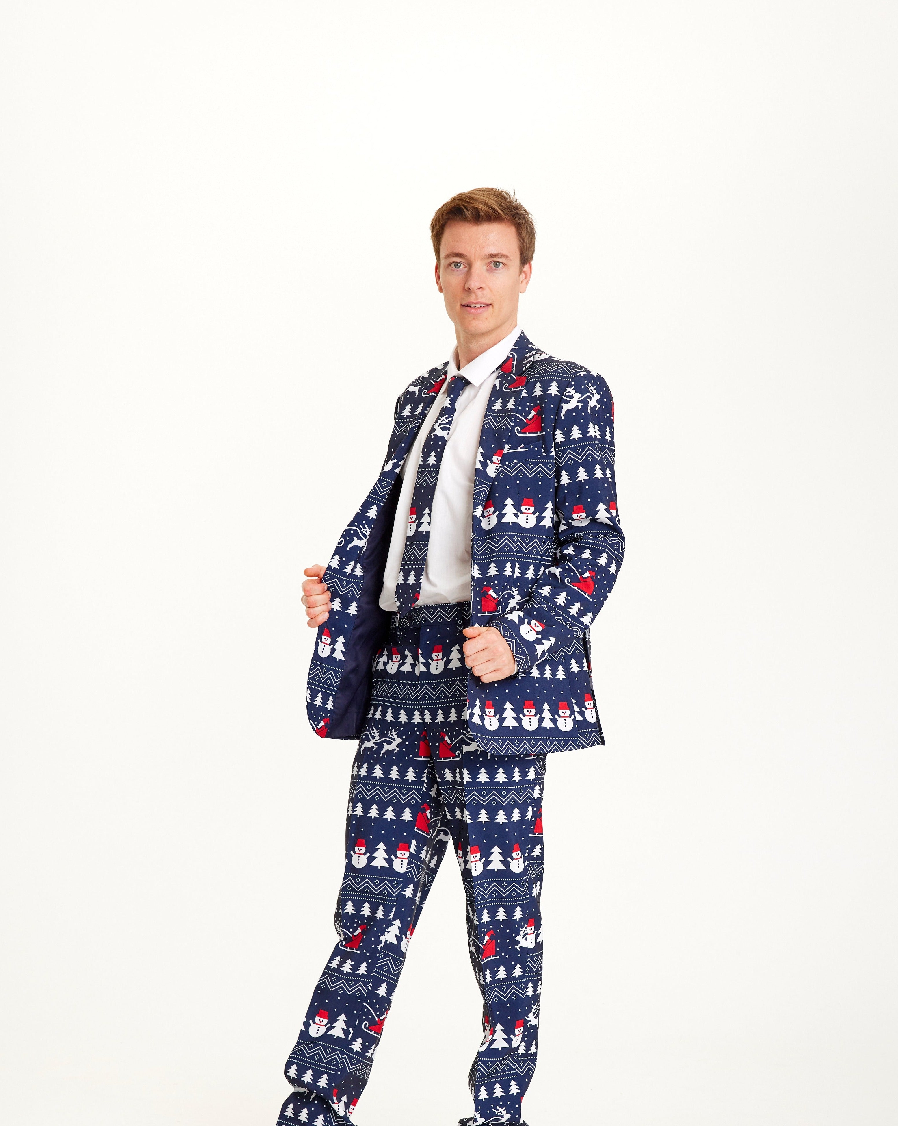 Een man in een blauw pak met kerstmotief.