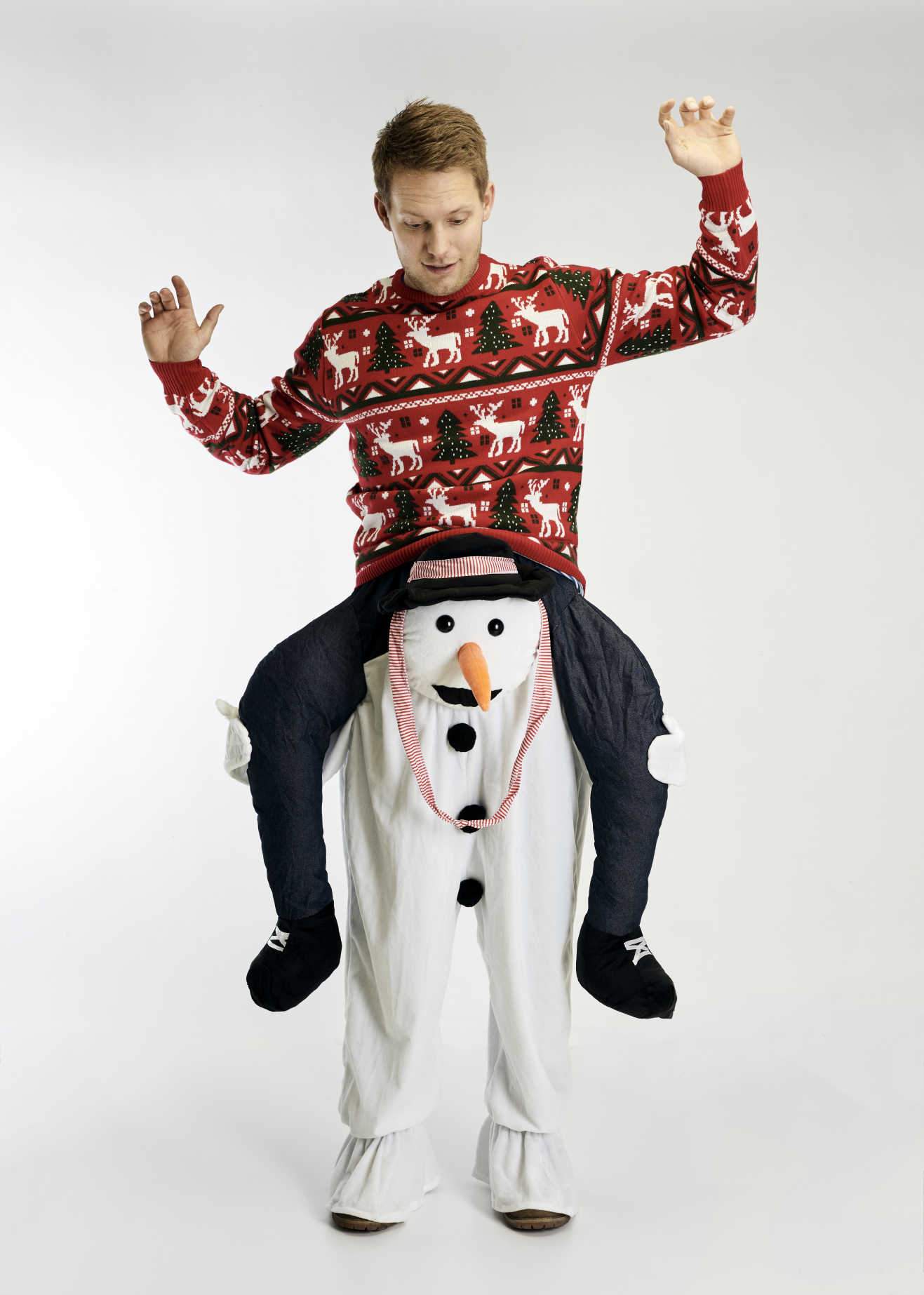Een man met een draagbaar kerstkostuum.